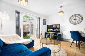Luxury 4 Bed House with En-suite, Games room, BBQ, On-site parking By Azura Nights